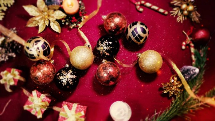 Partnership Elegant Christmas Balls